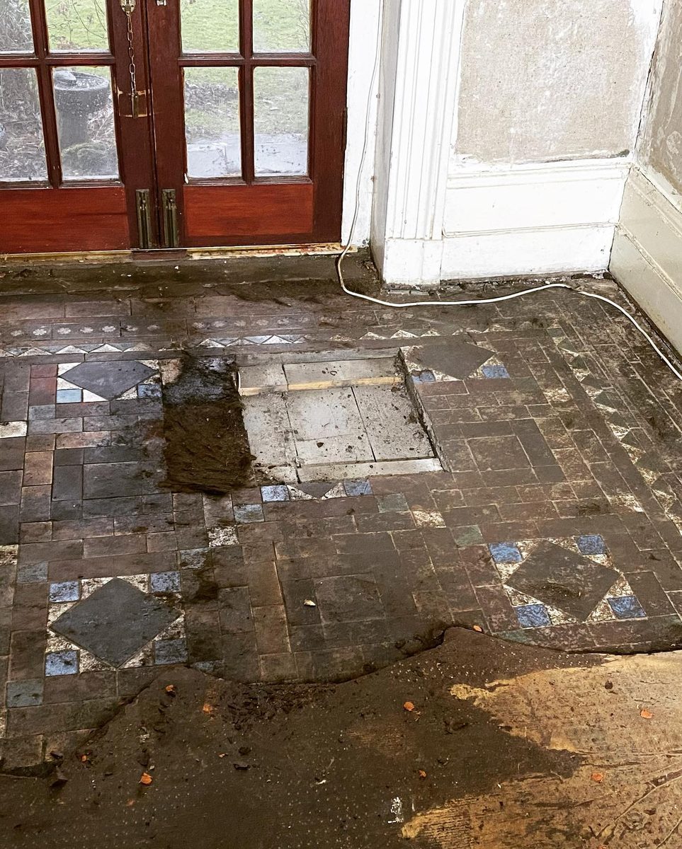 The original encaustic tiles run all the way down the hall (3/4)