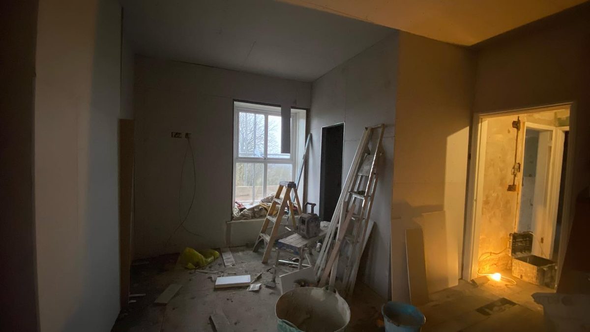 The first plasterboard going up (1/3)
