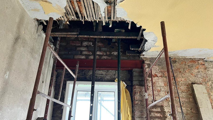 The first plasterboard going up (3/3)